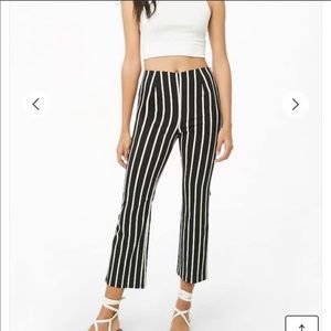 FOREVER 21 CONT.  BLK/WHITE CROPPED FLARE S
